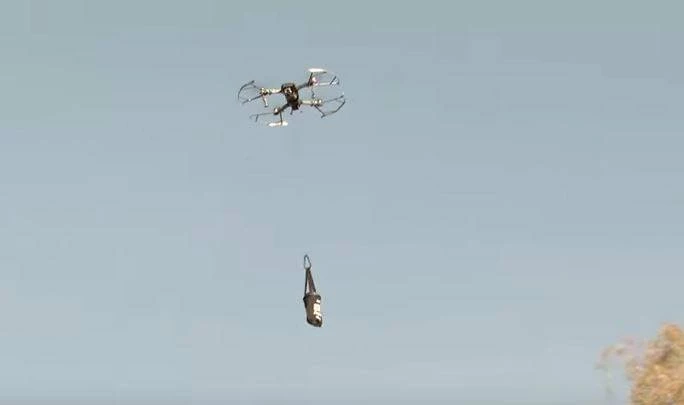 Πατρινός επιχειρηματίας μοιράζει καφέ με drone (βίντεο)